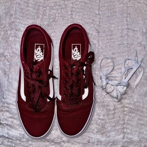 Vans classic low-top with a Sidestripe, Lace-up closure, rubber waffle outsoles